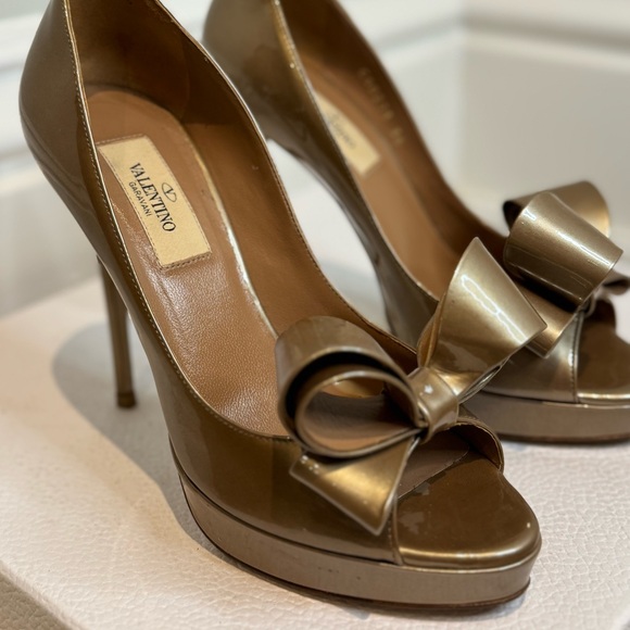 THE PERFECT HOLIDAY VALENTINO BOW HEELS! - Picture 6 of 10